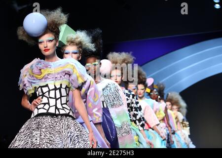 Models porte une création conçue par Bill Gaytten lors d'une tenue au salon de la mode Christian Dior haute-Couture automne-hiver 2011-2012 qui s'est tenu au Musée Rodin à Paris, en France, le 4 juillet 2011. C'est la première collection Dior depuis que John Galliano a été congédié de son rôle de concepteur en mars après qu'une vidéo a fait surface de lui faisant des commentaires antisémites dans un bar parisien. Photo de Roberto Martinelli/ABACAPRESS.COM Banque D'Images