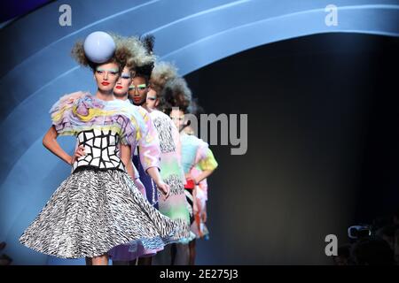 Models porte une création conçue par Bill Gaytten lors d'une tenue au salon de la mode Christian Dior haute-Couture automne-hiver 2011-2012 qui s'est tenu au Musée Rodin à Paris, en France, le 4 juillet 2011. C'est la première collection Dior depuis que John Galliano a été congédié de son rôle de concepteur en mars après qu'une vidéo a fait surface de lui faisant des commentaires antisémites dans un bar parisien. Photo de Roberto Martinelli/ABACAPRESS.COM Banque D'Images