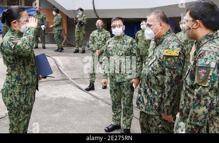 Le chef de la police nationale philippine, le général de police Debold Sinas (au centre) vu avec le général de police Israel Ephraim Dickson lors de la visite et de l'inspection d'une installation de quarantaine à Pasig City, Philippines, le 11 janvier 2021. La PhilSports Arena, anciennement CONNUE sous le nom D'ULTRA, de Pasig City a été transformée en une installation de quarantaine pour les patients atteints de la maladie à coronavirus (COVID-19) et l'une des premières méga-installations de quarantaine du pays avec personnel de santé de la police nationale des Philippines. (Photo de Herman Lumanog/Pacific Press/Sipa USA) Banque D'Images