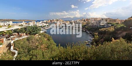 Ville d'Agios Nikolaos, vue panoramique sur la capitale de la région de Lasithi, en Crète, Grèce, Europe Banque D'Images