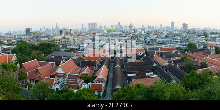 Vue aérienne de la ville de Bangkok. Toits orange des bâtiments du monastère bouddhiste en premier plan. Vue depuis le Mont d'or Wat Saket. Banque D'Images