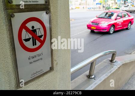 Pas de panneau interdit sur la rue de Bangkok. Taxi rose sur fond. Accent sélectif sur un signe. Transla Bangkok, Thaïlande. Banque D'Images