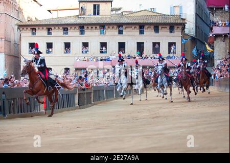 Carabinieri avec des chevaux, défilé historique avant la course de Sienne Palio, Sienne, Toscane, Italie Banque D'Images