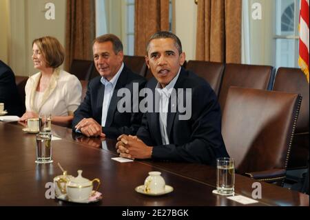 Le président AMÉRICAIN Barack Obama (R) assiste à une réunion avec les leaders républicains et démocrates du Congrès dans la salle du Cabinet de la Maison Blanche, à côté du président de la Chambre John Boehner (2e gauche) et Nancy Pelosi (1re gauche) , à Washington DC, Etats-Unis, le 10 juillet 2011. Les dirigeants du Congrès des deux côtés de l'allée ont rencontré le président Obama à la Maison Blanche pour négocier un plan de réduction du déficit et de relèvement de la limite de la dette nationale. Photo de Michael Reynolds/Pool/ABACAPRESS.COM Banque D'Images