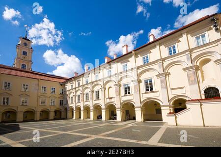 La Grande Cour de l'Université de Vilnius dans la vieille ville de Vilnius, Lituanie Banque D'Images