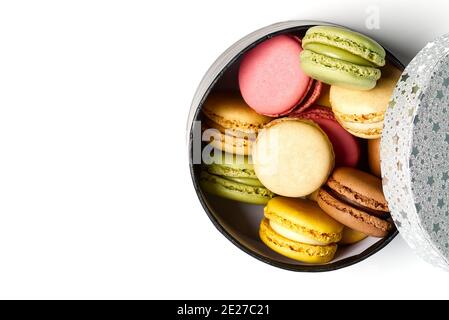 Petits macarons colorés dans la boîte circulaire avec couvercle comme un cadeau avec espace de copie Banque D'Images
