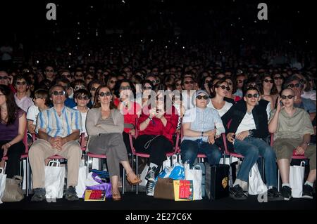 Atmosphère assister à la première française de 'Harry Potter et le Deathly Hallows - partie 2' tenue à Bercy (la plus grande première 3D du monde, entrée dans le Livre Guinness) à Paris, en France, le 12 juillet 2011. Photo de Nicolas Genin/ABACAPRESS.COM Banque D'Images