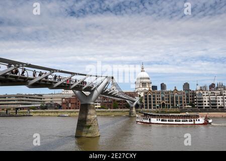 Horizon de Londres avec le pont du millénaire et la cathédrale St Pauls. Banque D'Images