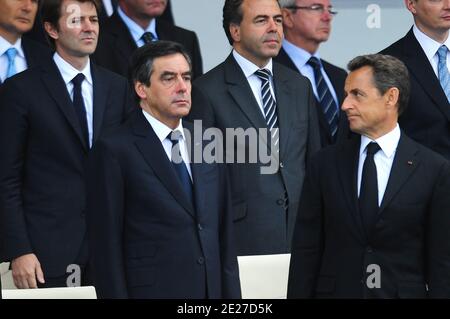 Le 14 juillet 2011, le Premier ministre François Fillon, le président français Nicolas Sarkozy, François Baroin et Luc Chatel assistent au défilé de la Bastille sur l'avenue des champs-Elysées, à la place de la Concorde à Paris. Photo de Christophe Guibbbaud/ABACAPRESS.COM Banque D'Images