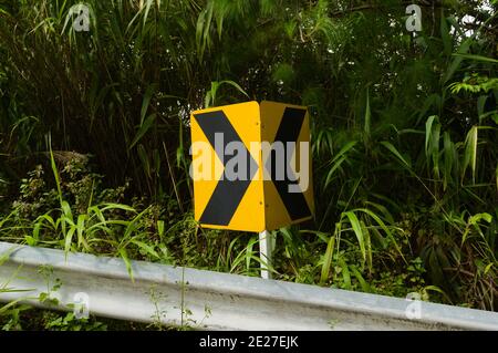 Signalisation routière avertissant le de la courbe. Signal de virage sur la route de montagne en Thaïlande. Banque D'Images