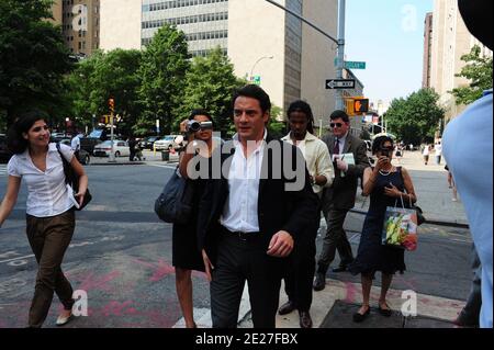 L'avocat français David Koubbi, qui représente l'écrivain français Tristane Banon, avec les avocats de Nafissatou Diallo Kenneth Thompson et Douglas Wigdor quittent le bureau du procureur du district de Manhattan Cyrus Vance à New York, NY, USA, le 19 juillet 2011. Photo par ABACAPRESS.COM Banque D'Images