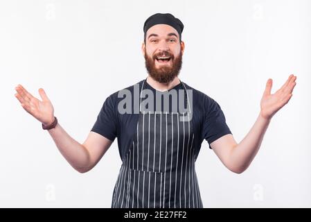 Photo de l'homme de chef gai avec la barbe faisant le geste de bienvenue. Banque D'Images