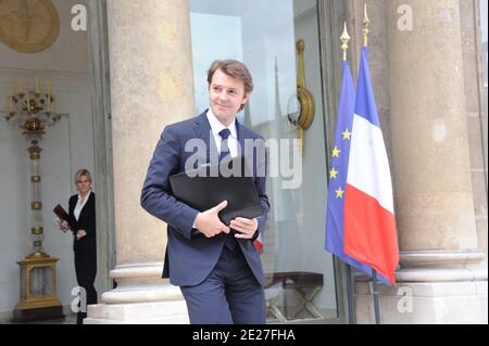 Le ministre français de l'économie, François Baroin, quitte la réunion hebdomadaire du cabinet à l'Elysée Palace, à Paris, en France, le 20 juillet 2011. Photo par ABACAPRESS.COM Banque D'Images
