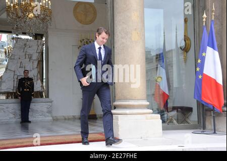 Le ministre français de l'économie, François Baroin, quitte la réunion hebdomadaire du cabinet à l'Elysée Palace, à Paris, en France, le 20 juillet 2011. Photo par ABACAPRESS.COM Banque D'Images
