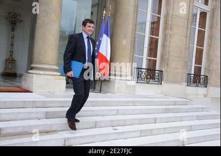 Le ministre français adjoint du logement Benoist Apparu quitte la réunion hebdomadaire du cabinet à l'Elysée Palace, à Paris, en France, le 20 juillet 2011. Photo par ABACAPRESS.COM Banque D'Images