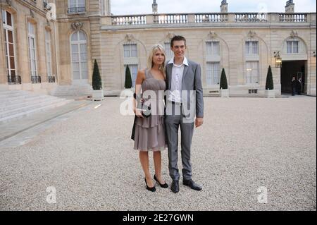 Pierre Rolland et son épouse après le 98e le Tour de France à l'Elysée à Paris, France, le 24 juillet 2011. Photo de Giancarlo Gorassini/ABACAPRESS.COM Banque D'Images