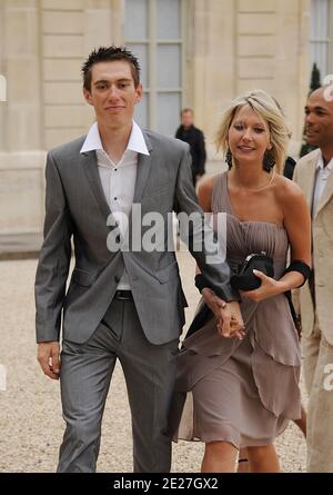 Pierre Rolland et son épouse après le 98e le Tour de France à l'Elysée à Paris, France, le 24 juillet 2011. Photo de Giancarlo Gorassini/ABACAPRESS.COM Banque D'Images