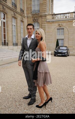 Pierre Rolland et son épouse après le 98e le Tour de France à l'Elysée à Paris, France, le 24 juillet 2011. Photo de Giancarlo Gorassini/ABACAPRESS.COM Banque D'Images