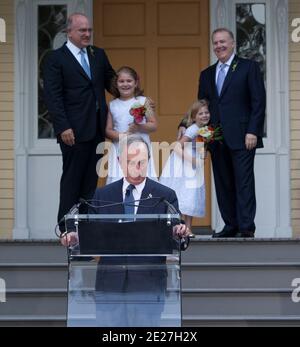 Le maire Bloomberg a suivi la cérémonie de mariage de Jonathan Mintz (arrière gauche) et John Feinblatt (arrière droit) et de leurs filles respectives, Maeve Mintz-Feinblatt (L, 8 ans) et Georgia Mintz-Feinblatt (droite, six ans) après leur mariage au Gcie Mansion de New York City, NY, États-Unis, le 24 juillet 2011. Photo par Andrew Kelly/ABACAPRESS.COM Banque D'Images