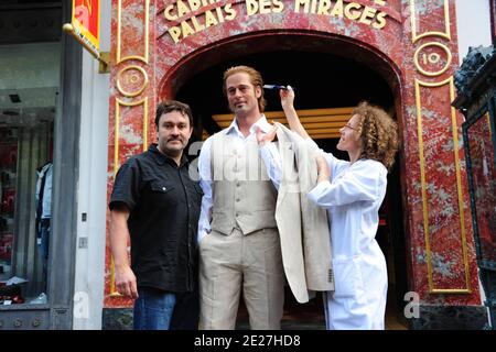 Le sculpteur Stephane Barret (L) et l'artiste de maquillage Valerie Merceron ont mis la touche finale à la cire de Brad Pitt lors de son dévoilement devant le Musée Grévin à Paris, en France, le 26 juillet 2011. Photo de Nicolas Briquet/ABACAPRESS.COM Banque D'Images