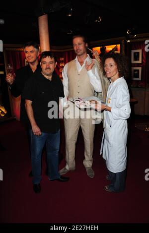 Le sculpteur Stephane Barret (L) et l'artiste de maquillage Valerie Merceron ont mis la touche finale à la cire de Brad Pitt lors de son dévoilement au Musée Grévin à Paris, en France, le 26 juillet 2011. Photo de Nicolas Briquet/ABACAPRESS.COM Banque D'Images