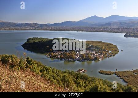 Vue sur la petite île de Pamvotis (ou 'Pamvotida') lac, connu sous le nom de 'Nisaki', Ioannina ('Giannena') Epire, Grèce Banque D'Images