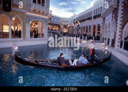 Gondolier et touristes à l'Hôtel Venetian à Las Vegas, Nevada Banque D'Images