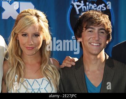 Ashley Tisdale, Vincent Martella, la première pour les Disney Channels Phineas et Ferb: À travers la 2ème dimension au théâtre El Capitan à LLos Angeles, Californie, Etats-Unis, le 3 août 2011. Photo de Baxter/ABACAPRESS.COM Banque D'Images