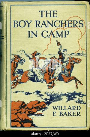 C'est un livre vintage avec une couverture illustrée. Le titre est le garçon ranchers dans le camp. Publié par The Cupples & Leon Company, New York. Copyright 1921 et écrit par Willard F. Baker. Banque D'Images