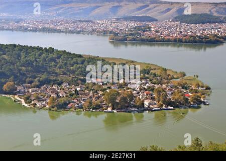 Vue sur la petite île de Pamvotis (ou 'Pamvotida') lac, connu sous le nom de 'Nisaki', Ioannina ('Giannena') Epire, Grèce Banque D'Images