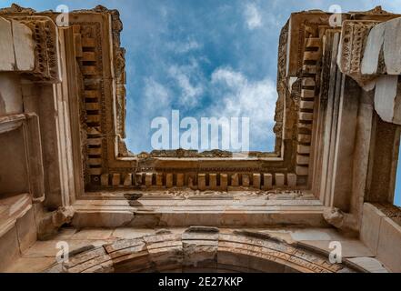 Partie de la Bibliothèque de Celsus dans la ville antique d'Éphèse en Turquie. Patrimoine mondial de l'UNESCO. Banque D'Images