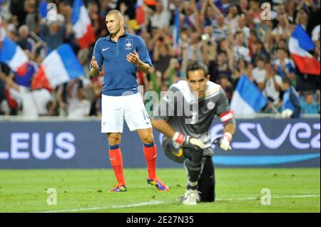 Karim Benzema, France, réagit après un tir manqué lors d'un match international de football amical, le 10 août 2011 au Stade de la Mosson à Montpellier, France. La correspondance s'est terminée par un tirage de 1-1. Photo de Sylvain Thomas/ABACAPRESS.COM Banque D'Images