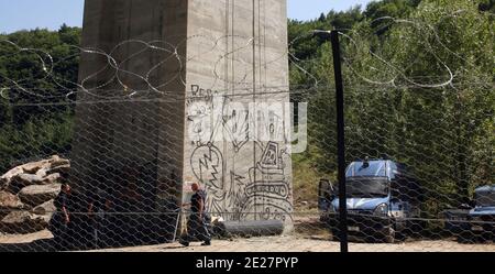 Des personnes se sont rassemblées pour protester contre le futur train à grande vitesse 'TAV' (Treno Alta Velocita) sur le site du tunnel ferroviaire prévu dans le cadre de l'initiative Lyon Turin Ferroviaire visant à améliorer la capacité de transit entre la France et l'Italie, à Mont-Cenis, dans l'est de la France, le 21 août 2011. Le site est surveillé en permanence par les forces de police italiennes de Val de SUSE. Photo de Daniel Giry/ABACAPRESS.COM Banque D'Images