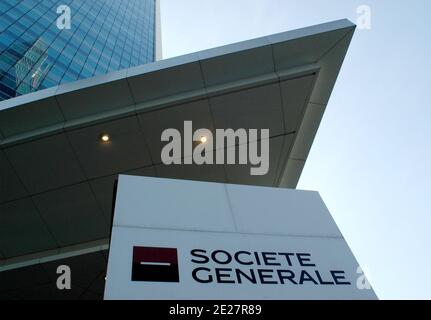 LA BANQUE FRANÇAISE SOCIETE GÉNÉRALE ENVISAGE DE FERMER JUSQU'À UNE SUCCURSALE SUR CINQ D'ICI 2020. GV du bâtiment du siège de la banque française Société générale à la Défense, près de Paris, France, le 21 août 2011. Photo d'Alain Apaydin/ABACAPRESS.COM Banque D'Images