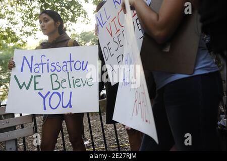 Les gens se réunissent à l'extérieur du tribunal criminel de Manhattan pour soutenir Nafissatou Diallo le jour où le bureau du procureur de district a déposé toutes les accusations d'agression contre Dominique Strauss-Kahn à New York City, NY, USA, le 23 août 2011. Photo de Hahn/Guerin/Taamallah/ABACAPRESS.COM Banque D'Images