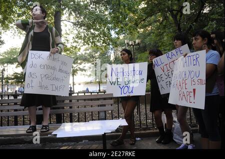 Les gens se réunissent à l'extérieur du tribunal criminel de Manhattan pour soutenir Nafissatou Diallo le jour où le bureau du procureur de district a déposé toutes les accusations d'agression contre Dominique Strauss-Kahn à New York City, NY, USA, le 23 août 2011. Photo de Hahn/Guerin/Taamallah/ABACAPRESS.COM Banque D'Images