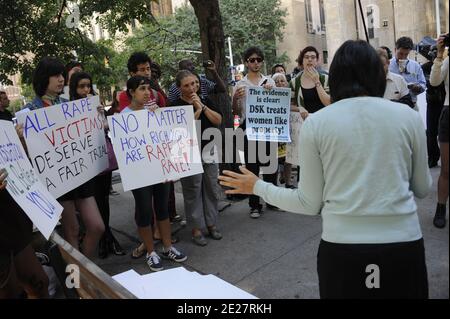 Les gens se réunissent à l'extérieur du tribunal criminel de Manhattan pour soutenir Nafissatou Diallo le jour où le bureau du procureur de district a déposé toutes les accusations d'agression contre Dominique Strauss-Kahn à New York City, NY, USA, le 23 août 2011. Photo de Hahn/Guerin/Taamallah/ABACAPRESS.COM Banque D'Images