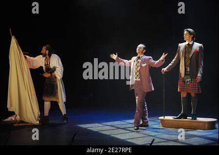 Gilles Nicoleau, Laurent Maurel et Gregory Benchenafi jouent dans la comédie musicale 'dorian Grey' de Thomas le Douarec qui s'est tenue au Théâtre Vingtieme à Paris, France, le 23 août 2011. Photo de Giancarlo Gorassini/ABACAPRESS.COM Banque D'Images