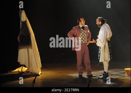 Gilles Nicoleau et Laurent Maurel jouent dans la comédie musicale 'dorian Gray' de Thomas le Douarec qui s'est tenue au Théâtre Vingtieme à Paris, France, le 23 août 2011. Photo de Giancarlo Gorassini/ABACAPRESS.COM Banque D'Images