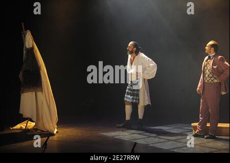 Gilles Nicoleau et Laurent Maurel jouent dans la comédie musicale 'dorian Gray' de Thomas le Douarec qui s'est tenue au Théâtre Vingtieme à Paris, France, le 23 août 2011. Photo de Giancarlo Gorassini/ABACAPRESS.COM Banque D'Images