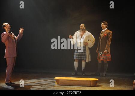 Gilles Nicoleau, Laurent Maurel et Gregory Benchenafi jouent dans la comédie musicale 'dorian Grey' de Thomas le Douarec qui s'est tenue au Théâtre Vingtieme à Paris, France, le 23 août 2011. Photo de Giancarlo Gorassini/ABACAPRESS.COM Banque D'Images