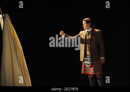 Gregory Benchenafi joue dans la comédie musicale 'dorian Gray' de Thomas le Douarec qui s'est tenue au Théâtre Vingtieme à Paris, en France, le 23 août 2011. Photo de Giancarlo Gorassini/ABACAPRESS.COM Banque D'Images