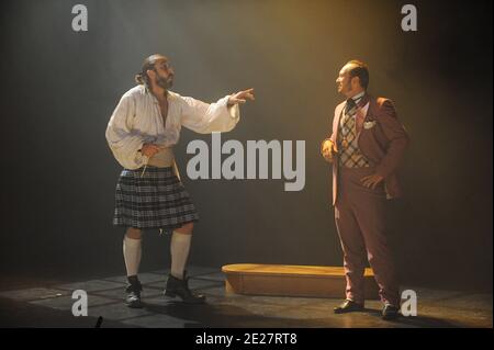 Gilles Nicoleau et Laurent Maurel jouent dans la comédie musicale 'dorian Gray' de Thomas le Douarec qui s'est tenue au Théâtre Vingtieme à Paris, France, le 23 août 2011. Photo de Giancarlo Gorassini/ABACAPRESS.COM Banque D'Images