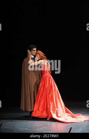 Gregory Benchenafi et Caroline Devisme jouent dans la comédie musicale 'dorian Gray' de Thomas le Douarec qui s'est tenue au Théâtre Vingtieme à Paris, en France, le 23 août 2011. Photo de Giancarlo Gorassini/ABACAPRESS.COM Banque D'Images