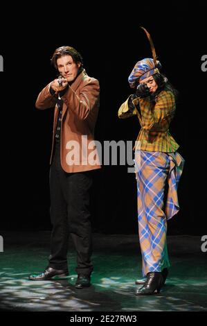 Caroline Devismes et Gregory Benchenafi jouent dans la comédie musicale 'dorian Gray' de Thomas le Douarec qui s'est tenue au Théâtre Vingtieme à Paris, France, le 23 août 2011. Photo de Giancarlo Gorassini/ABACAPRESS.COM Banque D'Images