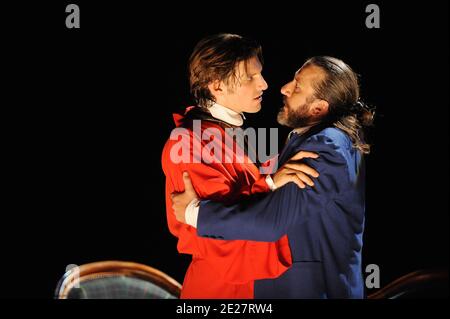 Gregory Benchenafi et Gilles Nicoleau jouent dans la comédie musicale 'dorian Gray' de Thomas le Douarec qui s'est tenue au Théâtre Vingtieme à Paris, en France, le 23 août 2011. Photo de Giancarlo Gorassini/ABACAPRESS.COM Banque D'Images