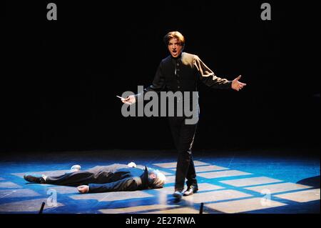 Gregory Benchenafi joue dans la comédie musicale 'dorian Gray' de Thomas le Douarec qui s'est tenue au Théâtre Vingtieme à Paris, en France, le 23 août 2011. Photo de Giancarlo Gorassini/ABACAPRESS.COM Banque D'Images