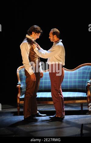 Gregory Benchenafi et Laurent Maurel jouent dans la comédie musicale 'dorian Gray' de Thomas le Douarec qui s'est tenue au Théâtre Vingtieme à Paris, France, le 23 août 2011. Photo de Giancarlo Gorassini/ABACAPRESS.COM Banque D'Images