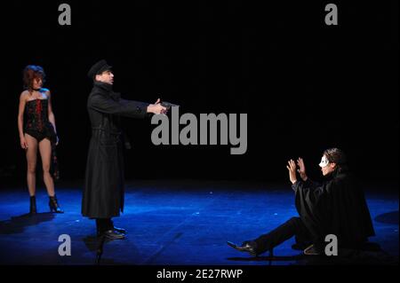 Caroline Devisme et Gregory Benchenafi jouent dans la comédie musicale 'dorian Gray' de Thomas le Douarec qui s'est tenue au Théâtre Vingtieme à Paris, en France, le 23 août 2011. Photo de Giancarlo Gorassini/ABACAPRESS.COM Banque D'Images