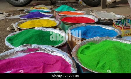 Gros plan de piles colorées de colorants en poudre utilisés pour Holi festival en Inde Banque D'Images